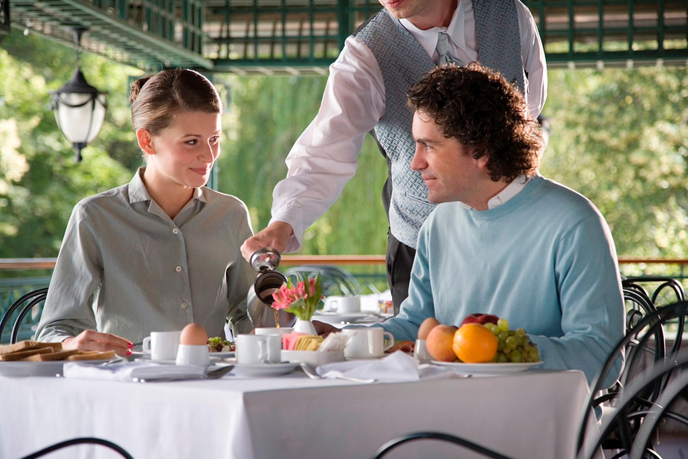 Grand Hotel סופיה מראה חיצוני תמונה A waiter serving coffee